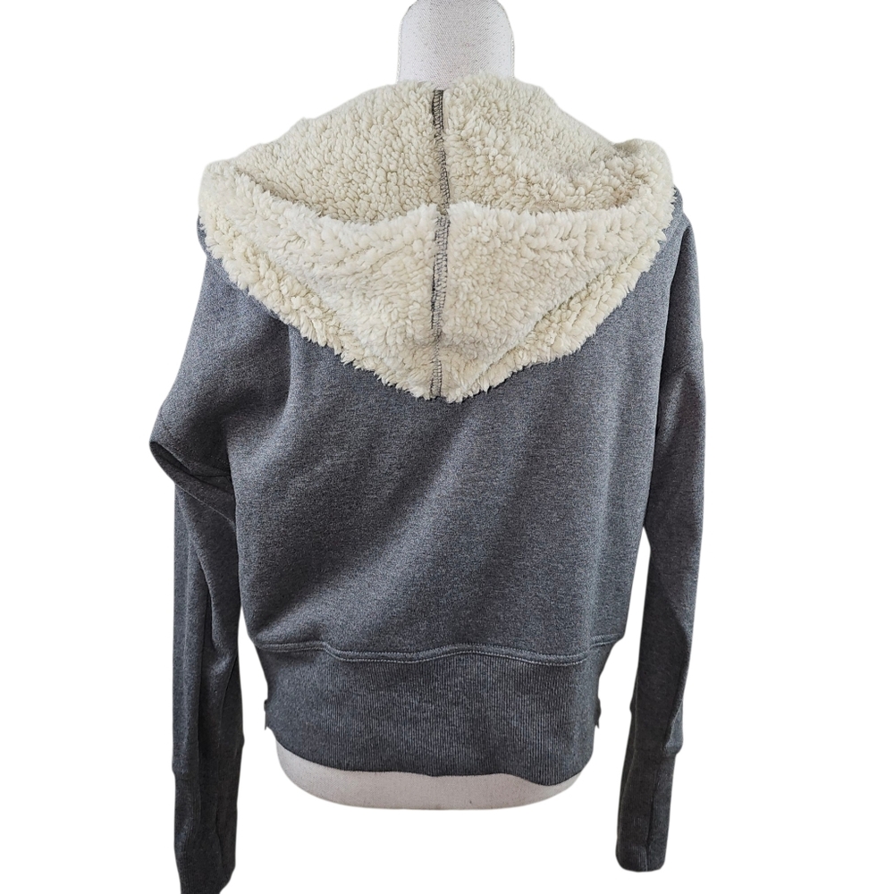 CABI Apres Ski Zippered Hoodie In M - Picture 7 of 10